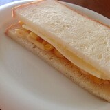 コーンとチーズのサンドイッチ